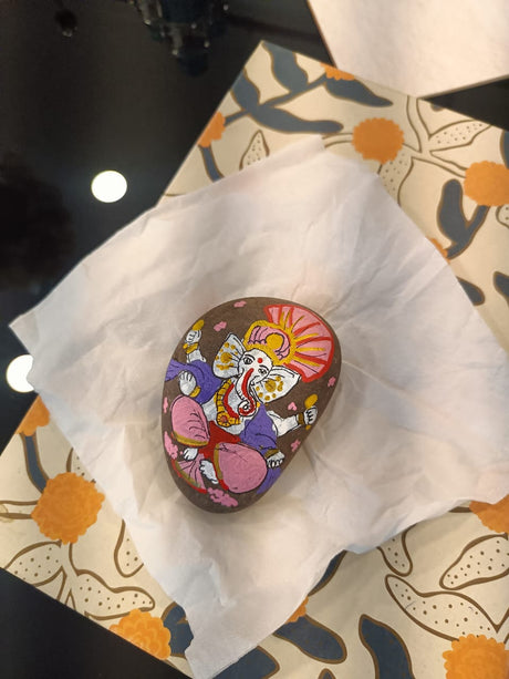 A hand-painted pebble finished at a Kitsters session